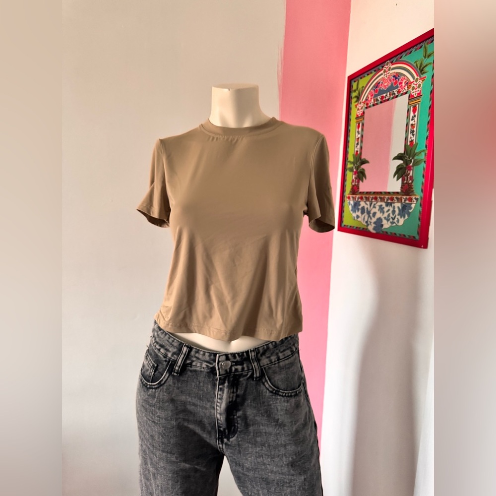Tan Fitted Stretchy T-Shirt with Short Sleeves